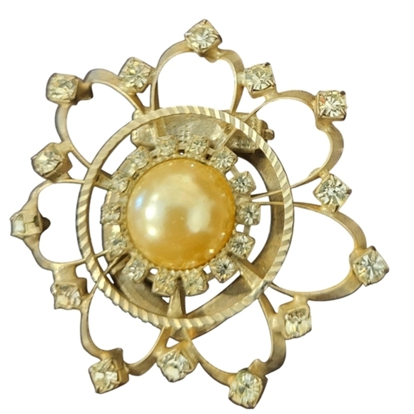 Jewelry - Vintage Floral Shaped Scarf Clip with gold tone, rhinestones and a large pearl